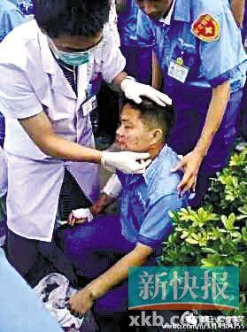 网友供图    ■医生正在现场为受伤工人检。