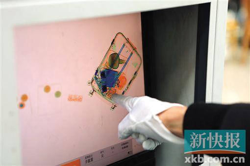 ■海关关员在判读X光机图像。(朱祉霖/摄)