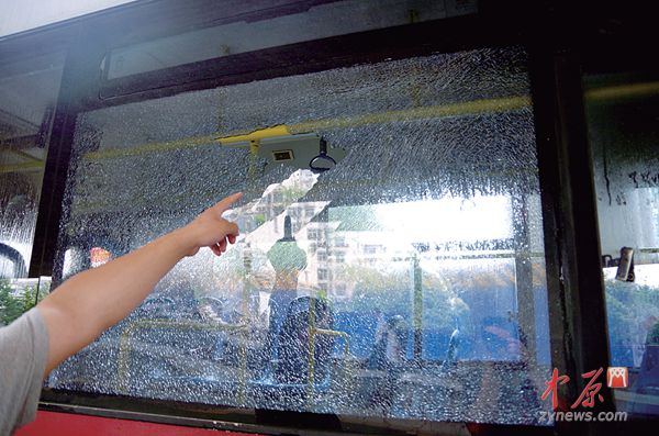 郑州公交车窗接连遇袭 引发乘客惊恐警方已介