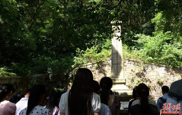 采访团媒体记者与当地大、中、小学生代表共同祭奠73军抗战阵亡将士。记者 龙腾 摄