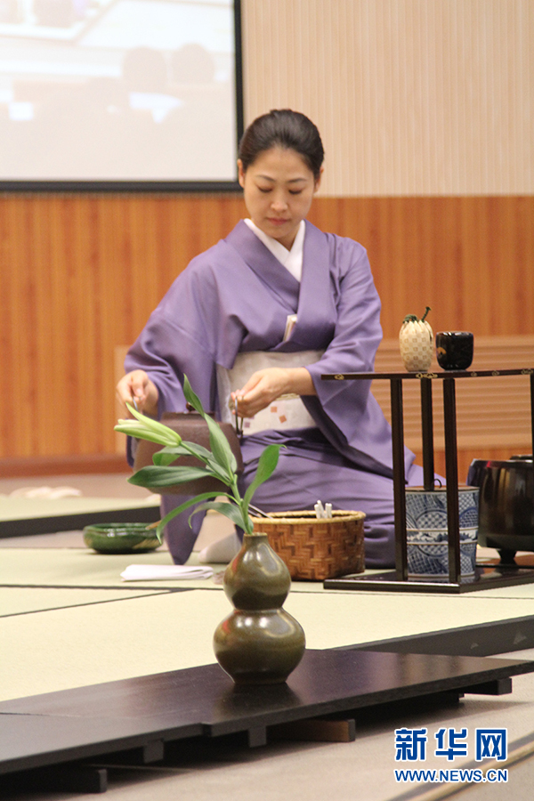 北外师生及有关各界名士齐聚一堂,聆听茶道大师的精彩讲演,体验日本