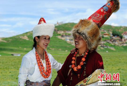 多姿多彩的阿坝县安多藏族服饰。安源　摄