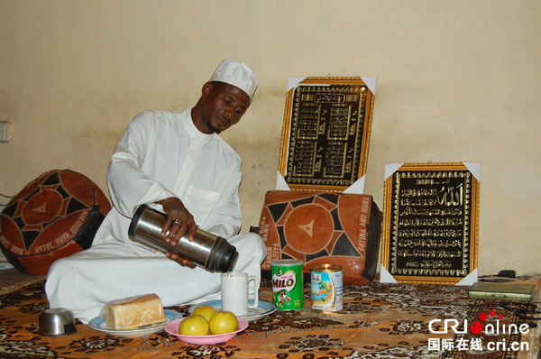 清晨日出前，豪萨族穆斯林会进食早餐——“封斋饭”，奶茶、麦乳精、面包和水果是他们的最爱。