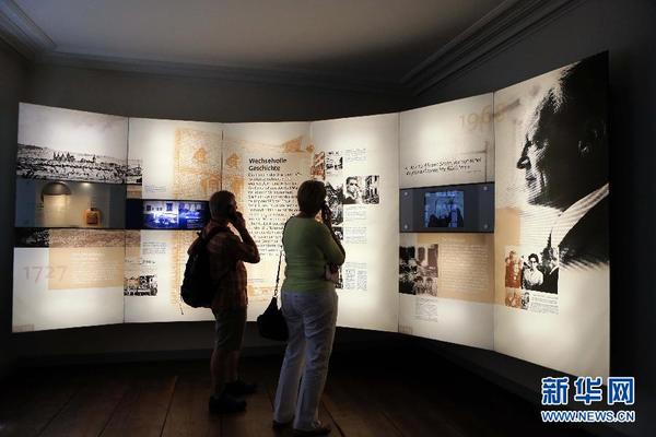 　　    6月29日，人们在位于德国特里尔的马克思故居纪念馆内参观。