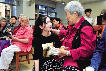 走进福利院 商<em>小妹</em>来了老人笑了|老人|福利院