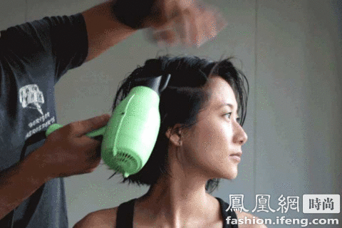 不想<em>头发</em>扁<em>塌塌</em> 5步打造丰盈造型_凤凰时尚