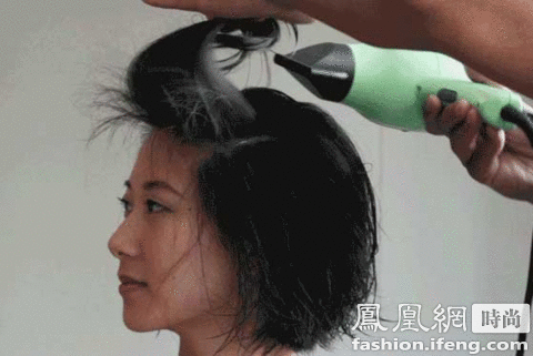 不想<em>头发</em>扁<em>塌塌</em> 5步打造丰盈造型_凤凰时尚