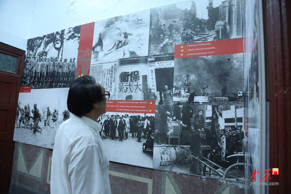 正在参观的市民