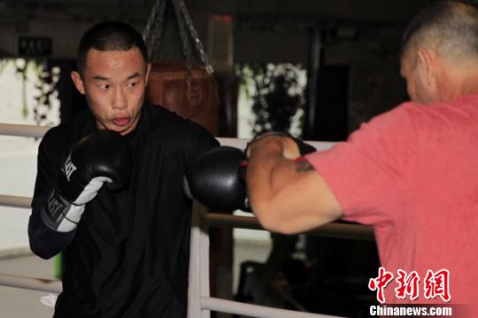 杨连慧备战世界拳王争霸赛 吐露拳击表演哲学