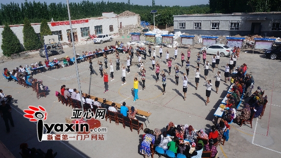 新疆人的一天:新疆地矿局三位住<em>村女</em>干部撑起