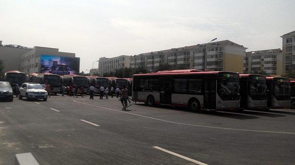 　　京蓟城际快速列车7月10日正式开通运行。图为蓟县火车站出站口停靠的通往各个旅游景点的公交车。新华网 姚润萍 摄