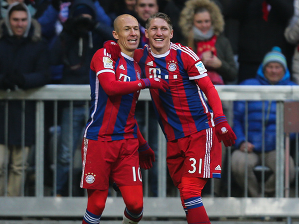 拜仁球员施魏因施泰格（右）与罗本在比赛中庆祝进球（菲利普·鲁伊兹摄）