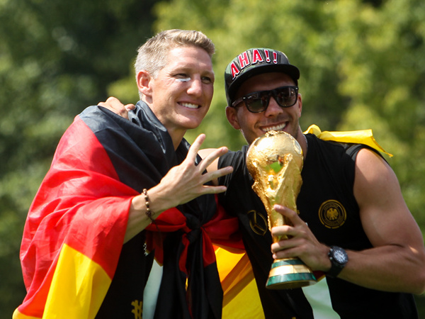 施魏因施泰格（左）与国家队队友波多尔斯基庆祝世界杯夺冠（新华社记者张帆摄）