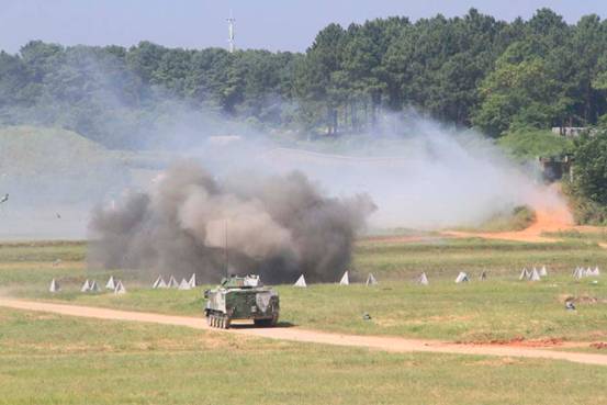 演练场上浓烟滚滚。韩松豫摄
