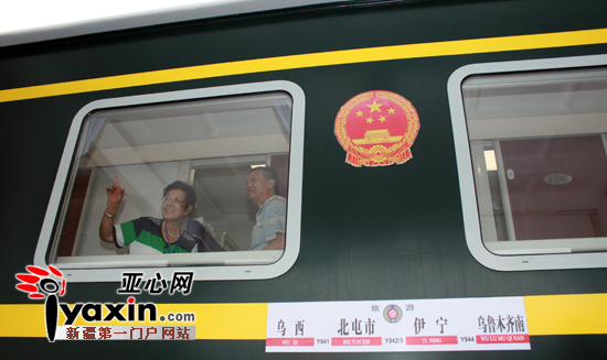 一对旅客在车窗旁交流。亚心网记者 龚彦晨 摄