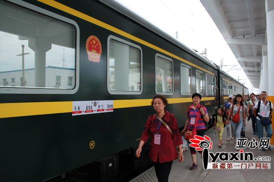停靠站台的“大美新疆”北疆环线旅游列车。亚心网记者 龚彦晨 摄