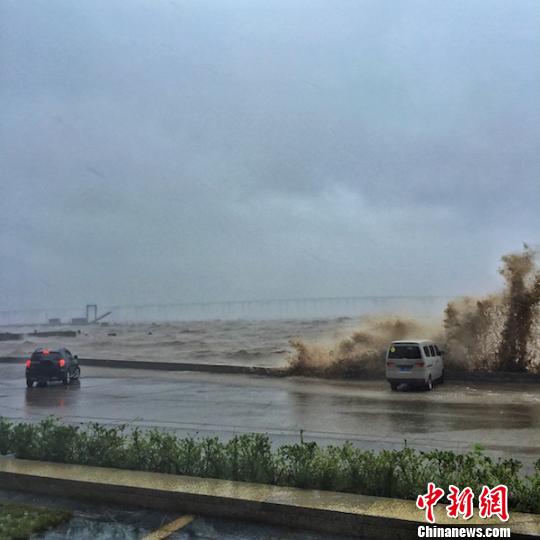 台风“灿鸿”正式登陆浙江舟山 沿海岸边巨浪滔天 潘自强 摄
