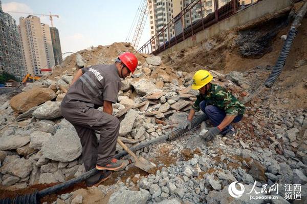 蒋平，45岁，四川资阳人，生产副经理。“南昌的天气和长沙有些相似，虽然更热一些，勉强还能适应。”蒋平如此表示。时雨摄