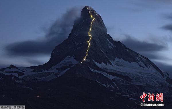 灯光点亮瑞士马特洪峰 纪念首支队伍登顶150周