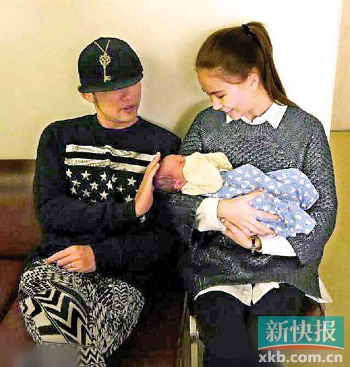 ■周杰伦昆凌抱着刘畊宏的孩子。(资料图片)