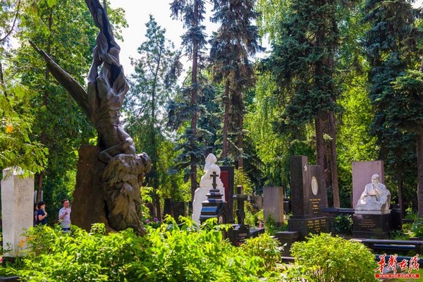 新圣女公墓密密麻麻都是各种形状不一的雕像和碑林。张小兵 摄
