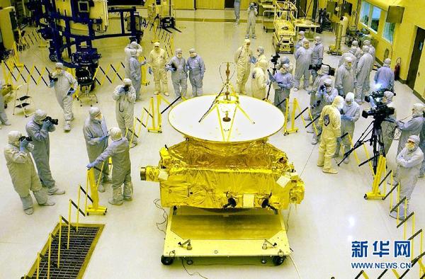 这是2005年11月4日在美国佛罗里达州约翰·肯尼迪航天中心拍摄的“新视野”号探测器的资料照片。 新华社/法新