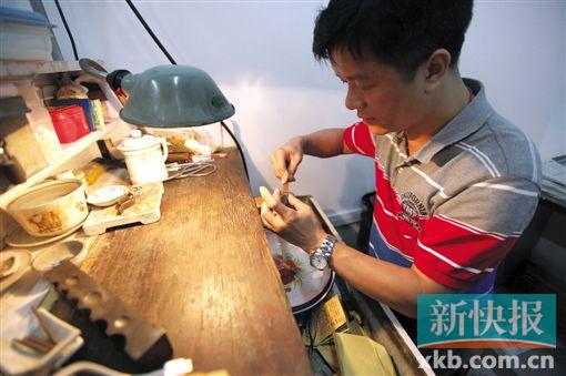 ■金银首饰制作技艺传承人周镜钊演示打金技艺中锉的运用:修整作品表面的形状,修直线条,使作品高低一致,左右对称。