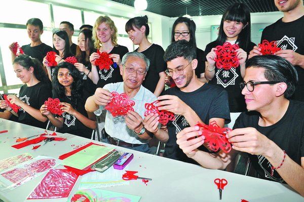 洋徒弟在合肥学剪纸 感受中国传统文化(图)