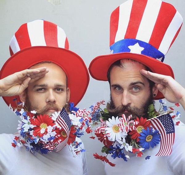 同性恋好友布莱恩和乔纳森设计的美国国庆节主题作品。（网页截图）