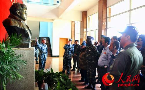 2015年1月20日，44国的55名外军留学生组成的外军军官参观见学团走进“黄继光英雄连”参观荣誉室。钟坤志 摄