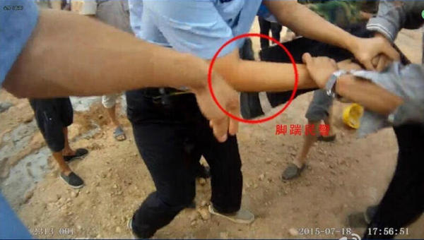 洛阳市公安局19日凌晨通报称，18日，该局民警在处警过程中遭暴力围攻，嫌疑人无视民警鸣枪警告并抢夺枪支，民警开枪致一人死亡、一人受伤。