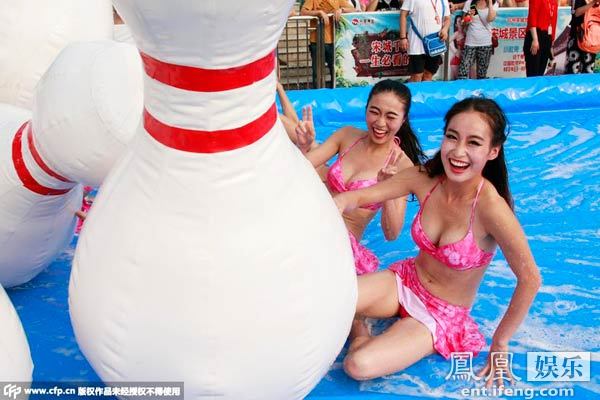 <em>网络美女</em>主播现身音乐会 穿比基尼上演<em>人体</em>保