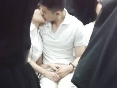 　　近日，有网友在微博上传两张图片显示沈阳地铁一号线上，一对男女在地铁车厢内旁若无人的亲热接吻。