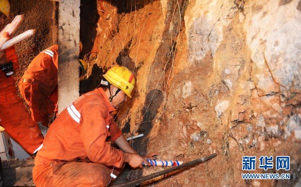 7月14日，工人们在乌兹别克斯坦安革连至琶布铁路隧道紧张工作。(新华网记者 沙达提 摄)