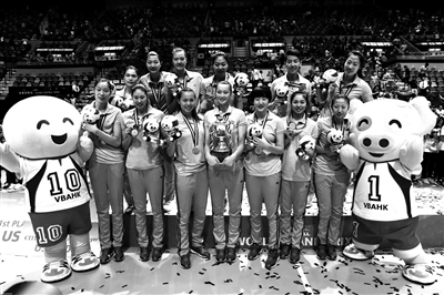 训练中,国歌声意外响起 好姑娘,原地行起注目礼