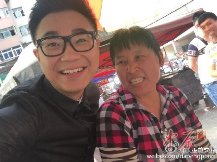 大鹏与“灌饼侠”合影