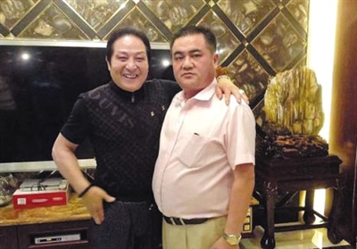 王林与黄钰刚（右）的合影。资料图片