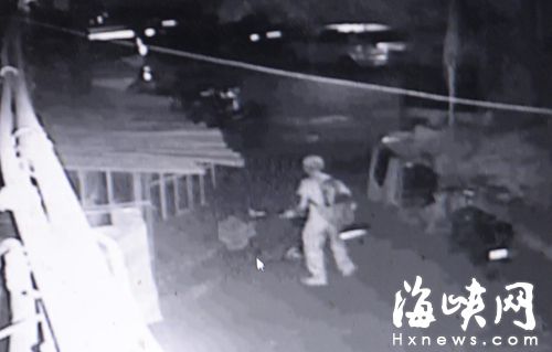 小偷返回偷電動車，走時還將門關上
