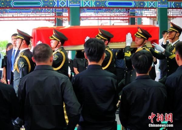 万里同志追悼会在北京八宝山举行,解放军仪仗队抬着灵柩前往火化