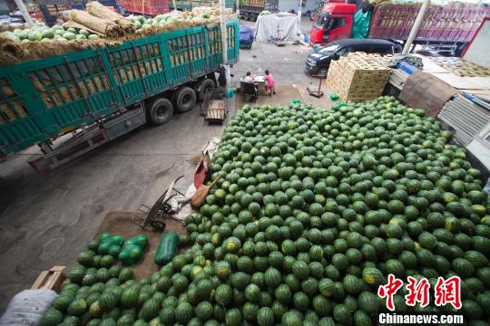 7月22日,山西太原某水果批发市场,瓜贩正在等