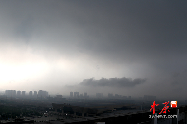 东站上空飘荡着的乌云