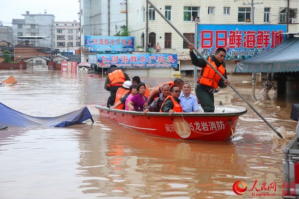 受灾群众被安全转移。李绍炜摄