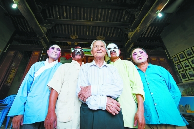 87岁高龄的高甲戏旦角演员李龙抛（中）与村里戏班的几位老演员合影，在他们这一辈人心里戏比天大，高甲戏唱的是历史，是一代代游子的心声。