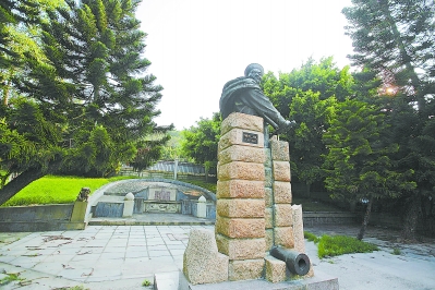 厦门金榜山麓陈化成墓前的雕塑。