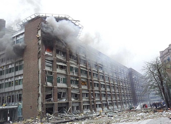 4年前，强大的爆炸震惊奥斯陆，浓烟从17层高的政府大楼中冒出（网页截图）