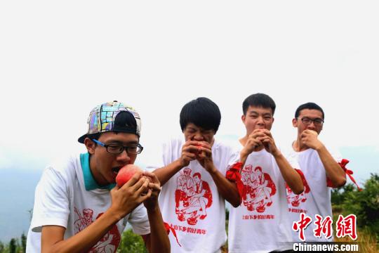 自费支农大学生为四川贫困村水果拍大片|采摘