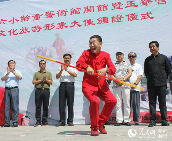 “猴哥”的表演动作和表情都活灵活现 梁锦摄