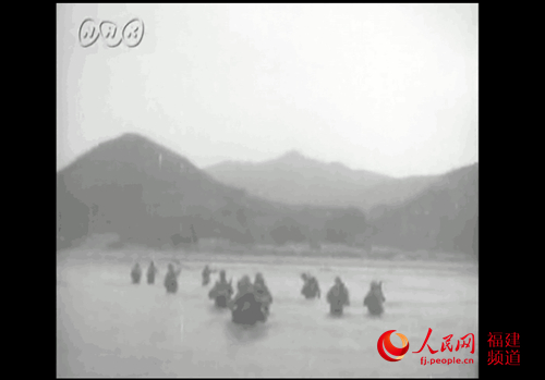 日军在福州长乐市松下登陆点上岸（视频截图）。