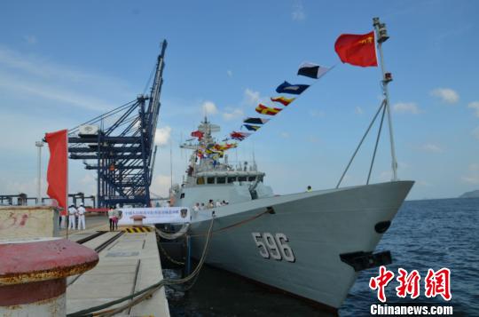 图为驻港部队“惠州舰”首访惠州　宋秀杰　摄