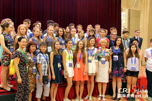 来华参加夏令营的部分俄罗斯中学生在开营仪式现场合影留念 拍摄 李哲雅